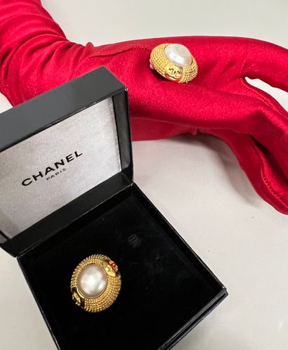 null CHANEL Made in France Pair of ear clips in gold metal with the brand's logo...
