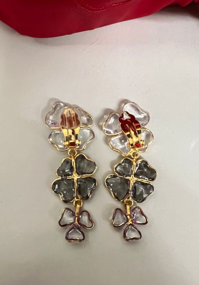 null GRIPOIX in the taste of CHANEL Pair of ear clips flowers in gilded metal translucent...