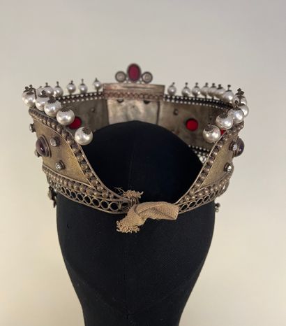 null Medieval inspired crown in patinated metal with red resin cabochons, pearly...