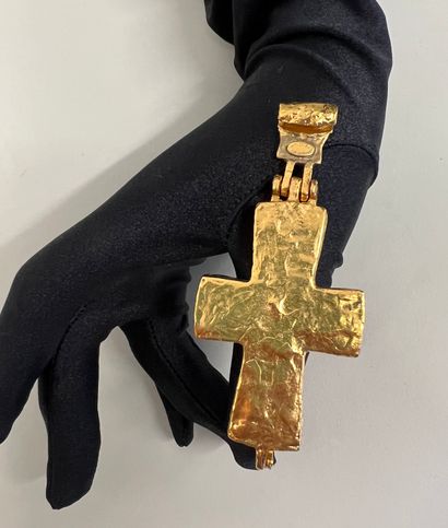 null CHANEL by GOOSSENS Byzantine cross pendant in hammered gold metal - signed

10x4...