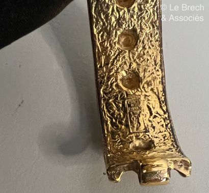 null YVES SAINT LAURENT par ROBERT GOSSENS Bracelet articulé en métal doré granité...
