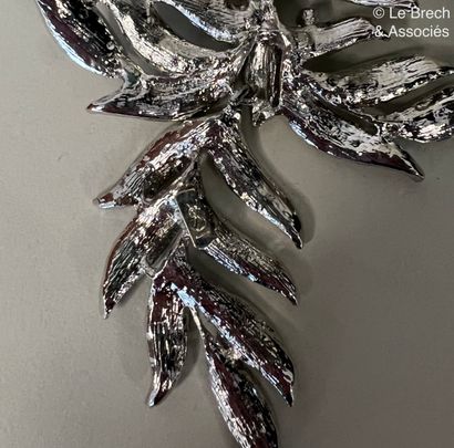 null YVES SAINT LAURENT Broche fleur articulée en métal argenté et strass translucides...