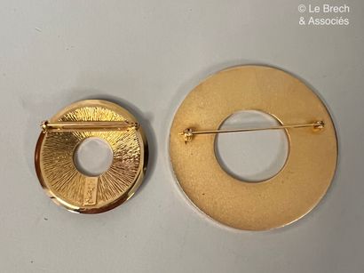 null YVES SAINT LAURENT Lot de 2 broches circulaires ajourées en métal doré et émail...