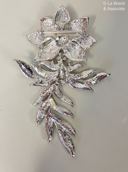 null YVES SAINT LAURENT Broche fleur articulée en métal argenté et strass translucides...
