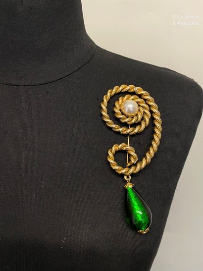 null CHANEL Made in France Corded brooch in gilded metal with pearl and green glass...