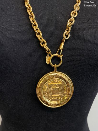 null CHANEL Made in France Gold plated metal necklace with blazoned charm - signed

Diameter...