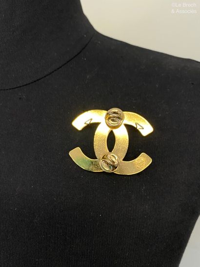 null CHANEL Made in France Double C pin in plain gold metal - signed

5x4cm