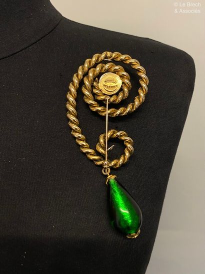 null CHANEL Made in France Corded brooch in gilded metal with pearl and green glass...