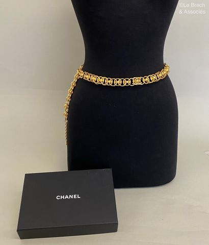 null CHANEL Gold-plated metal belt with circular crossed links and double C motifs...