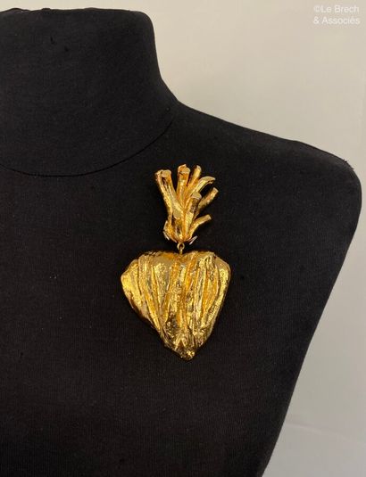 null CHRISTIAN LACROIX Brooch ex voto heart flamed in gold resin - signed

Height...