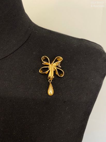 null CHANEL Broche noeud en métal doré et perles nacrées - Signée 

Ht 4cm