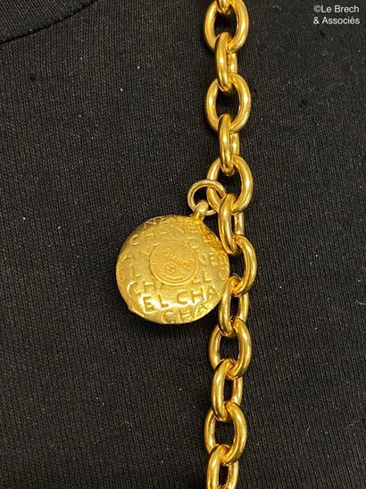 null CHANEL Sautoir Coco en métal doré - signé

Longueur 108 cm