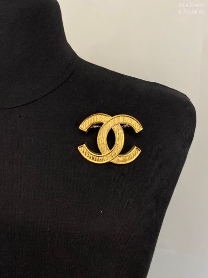 null CHANEL Double C brooch in gilded metal with flutes - signed 5x4cm