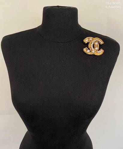 null CHANEL Made in France Double C brooch in gold plated metal and rhinestones -...