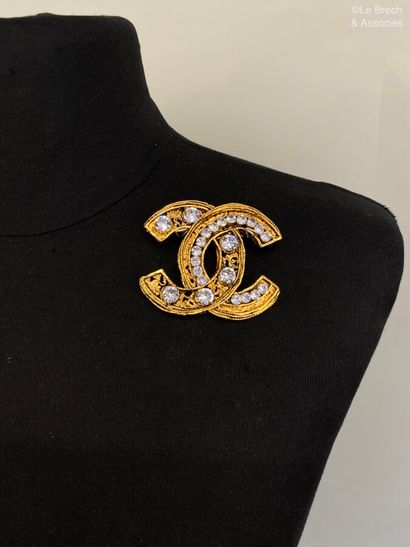 null CHANEL Made in France Double C brooch in gold plated metal and rhinestones -...