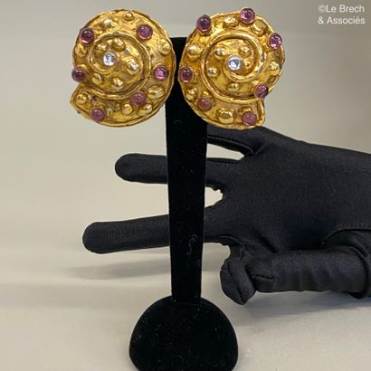 null Pair of gold-plated metal snail ear clips with amethyst and translucent glass...