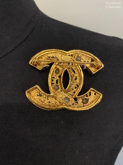 null CHANEL Made in France Double C brooch in gold plated metal and rhinestones -...