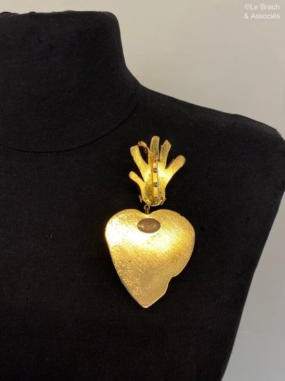 null CHRISTIAN LACROIX Brooch ex voto heart flamed in gold resin - signed

Height...