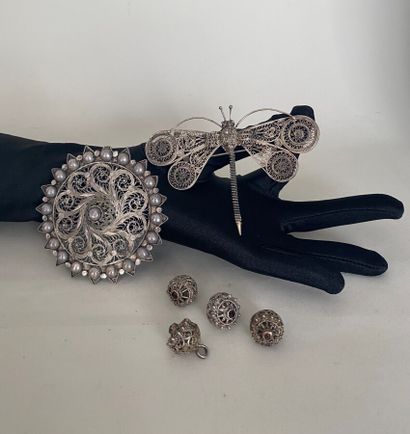 null Lot in silver filigree Butterfly Brooch and Circular Brooch - 4 Charms - Oriental...