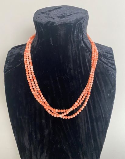 null Necklace of 3 rows of coral pearls with gold clasp 750 thousandths

Length ...