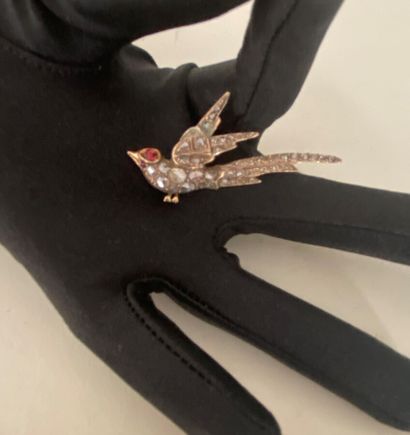 null Swallow pendant in metal with rose cut diamonds and red stones - XIX°.

Length...
