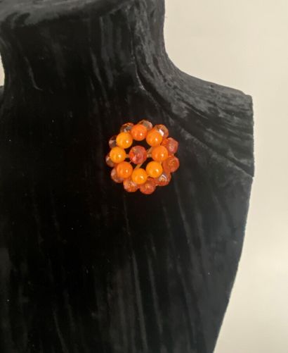 null Metal flower brooch with patina, round and faceted amber beads 

Diam 4,5cm
