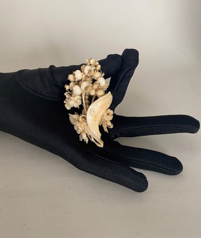 null Brooch bouquet of lily of the valley in carved bone pin metal 

Ht 7cm