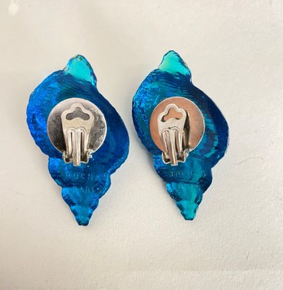 null ROCHAS Pair of shell ear clips in blue resin - signed 

Ht 5,5cm