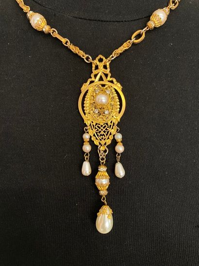 null CHANEL Made in France Collier de style guirlande en métal doré perles nacrées...