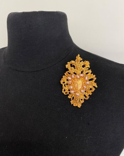  CHRISTIAN LACROIX Made in France Christmas 1998 Sun heart brooch in openwork gold...