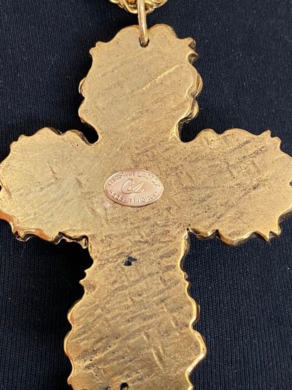 null CHRISTIAN LACROIX Made in France Collier en métal doré et croix en résine dorée...