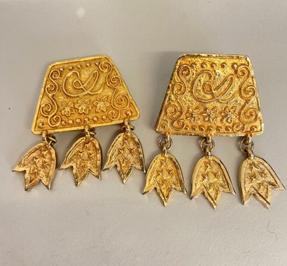 null CHRISTIAN LACROIX Pair of ear clips with the brand's monogram and gilded metal...