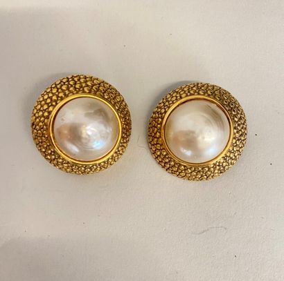 null GOOSSENS Paris Pair of ear clips in gold plated metal and pearly half pearls...