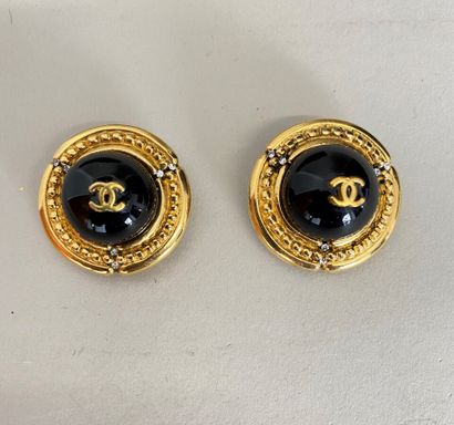 null CHANEL Pair of round ear clips in gilded metal and black glass cabochons with...