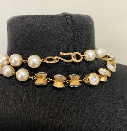 null In the taste of CHANEL Long necklace in gold metal with pearls and rhinestones...