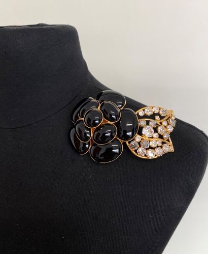 null PHILIPPE FERRANDIS Paris Gilded metal brooch with black glass cabochons and...