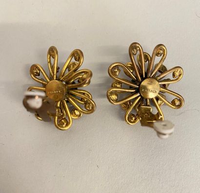null CHANEL by GOOSSENS Pair of gilded metal flower ear clips with green glass paste...