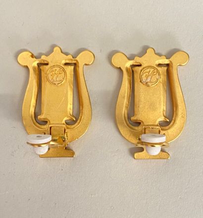 null KARL LAGERFELD Pair of gold plated ear clips - monogrammed

Ht 3,5cm