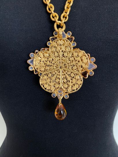 null In the style of CHANEL Necklace with gold metal pearls and amber and opalescent...