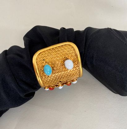 null GRIPOIX in the taste of CHANEL Cuff bracelet in gold metal honeycomb cabochons...