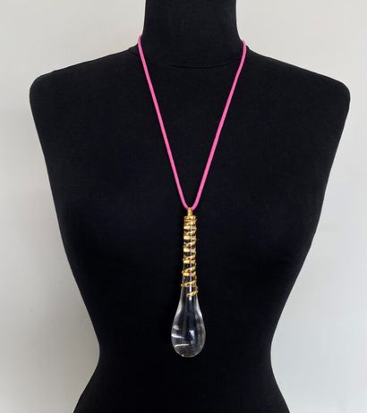 null GIVENCHY Gold-plated metal and translucent resin drop pendant - signed 

Ht...