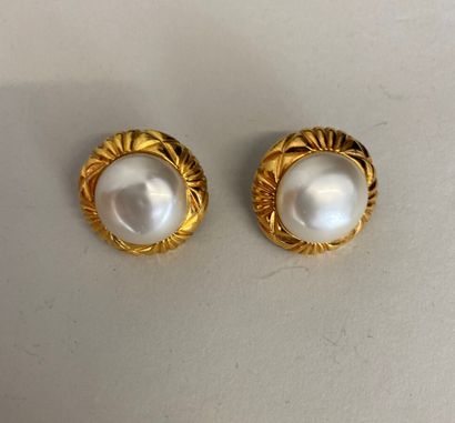 null In the taste of CHANEL Pair of ear clips in gold metal and pearly pearls - unsigned...