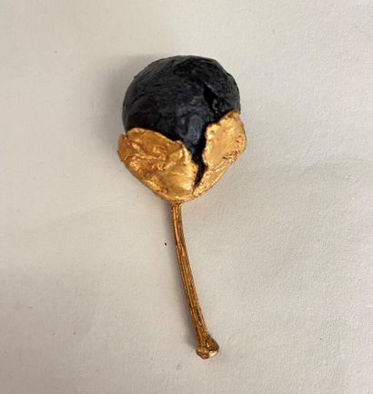 null CHRISTIANE BILLET Flower brooch in gilded bronze and black resin - signed

Height...