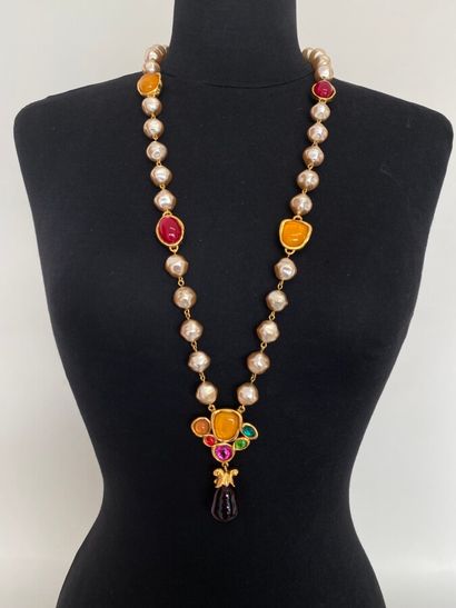 null EMANUEL UNGARO Necklace with pearly cabochons and colored glass beads - signed...