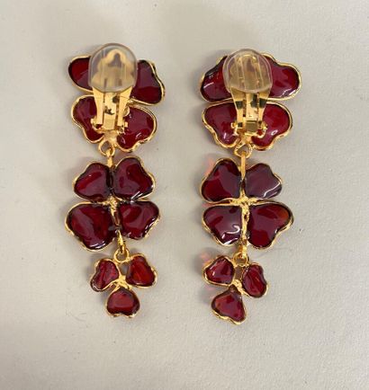 null GRIPOIX in the taste of CHANEL Pair of flower ear clips with red glass paste...