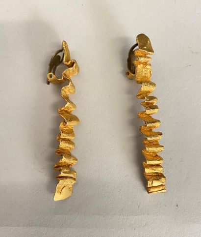 null CHRISTIANE BILLET Pair of ribbon ear clips in gilt bronze - signed

Ht 7cm