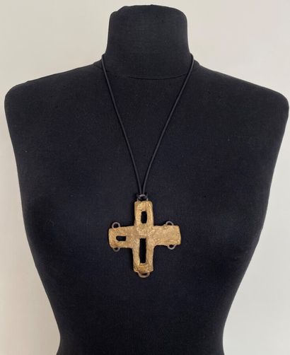 null CHRISTIAN LACROIX Haute Couture by CHRISTIANE BILLET Cross pendant in openwork...