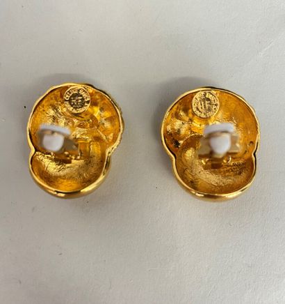 null CELINE Paris Made in France Pair of cornucopia ear clips in gold metal - signed

Height...