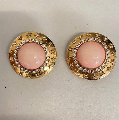null CHANEL Made in France Pair of circular ear clips with coral resin and rhinestone...