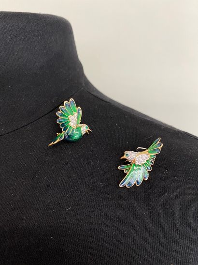 2 Brooches birds in gilded metal enamel and...